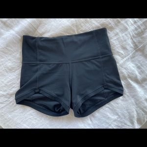 Athleta salutation shortie shorts
